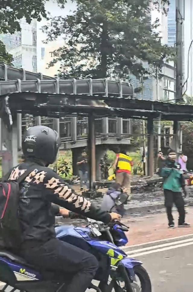 模抗议 当地华人：多位政要住宅被洗劫AG真人百家家乐app印尼爆发大规(图1)