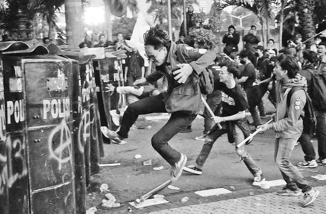 模抗议 当地华人：多位政要住宅被洗劫AG真人百家家乐app印尼爆发大规(图3)